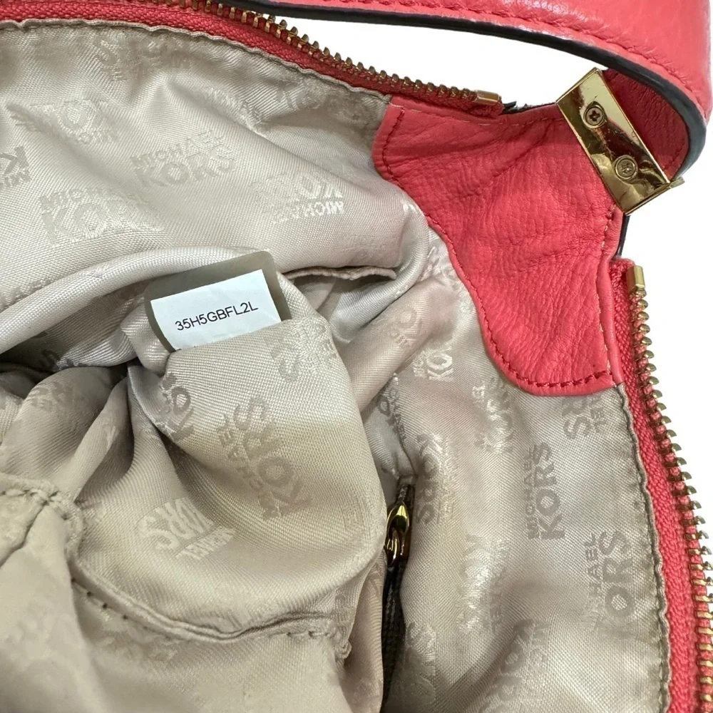Michael Kors Pebble, leather Shoulder Bag Coral‎ Tassel